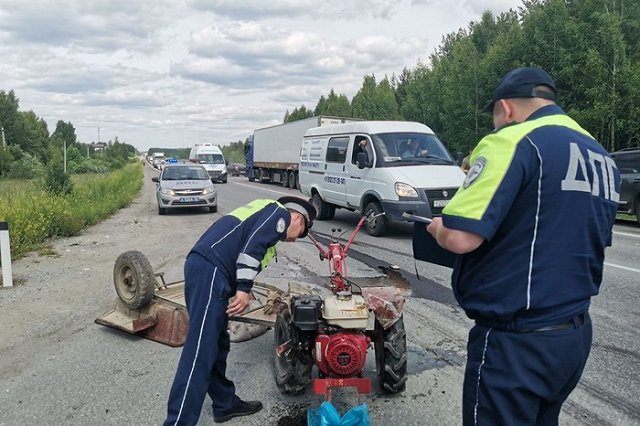 Фура насмерть сбила водителя мотоблока на трассе под Екатеринбургом