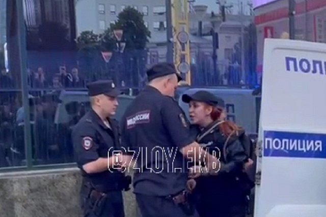 На Вайнера жёстко задержали женщину с ребёнком в коляске