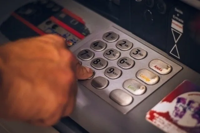 В Екатеринбурге мошенники украли у врача-онколога миллион. Она назвала «почтальону» код из СМС