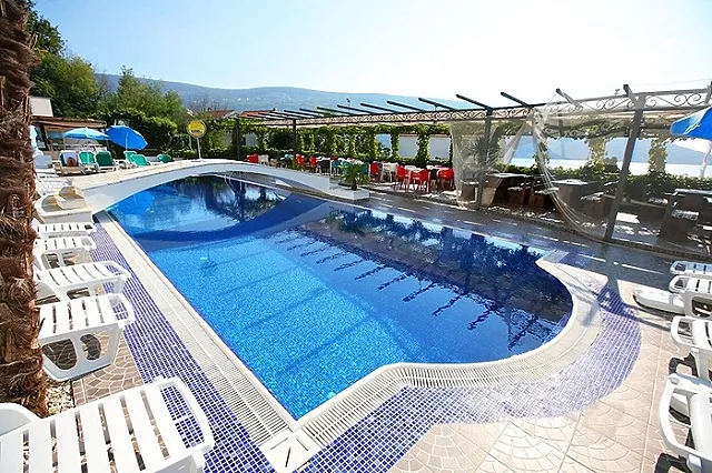 Жену свердловского вице-губернатора заподозрили в помощи ВСУ через ее отель в Черногории