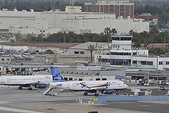 Самолет совершил экстренную посадку из-за надувшегося трапа