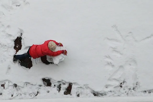 В Татарстане полицейские спасли замерзшего по пути к бабушке ребенка