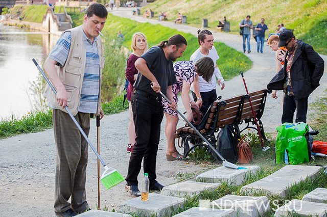 IT-шники покрасили памятник клавиатуре в Екатеринбурге