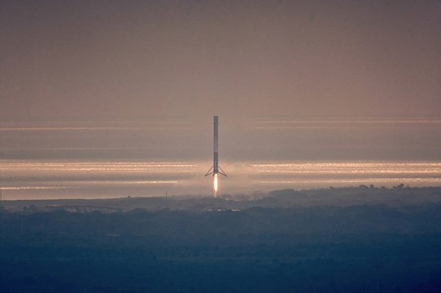 Космический грузовик SpaceX Dragon не смог пристыковаться к МКС