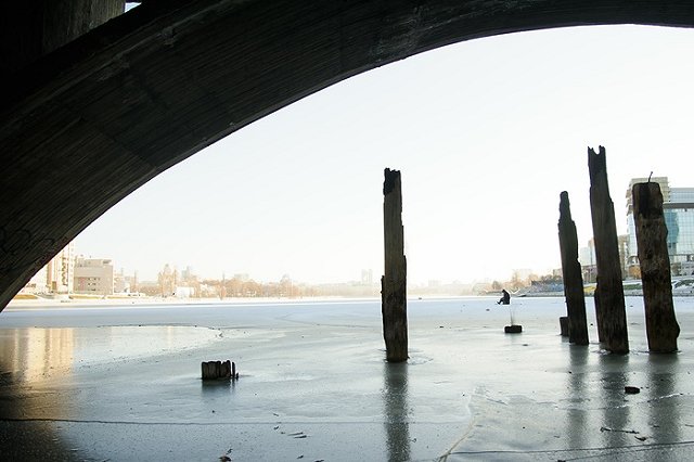 В Екатеринбурге инспекторы МЧС оцепили пруд