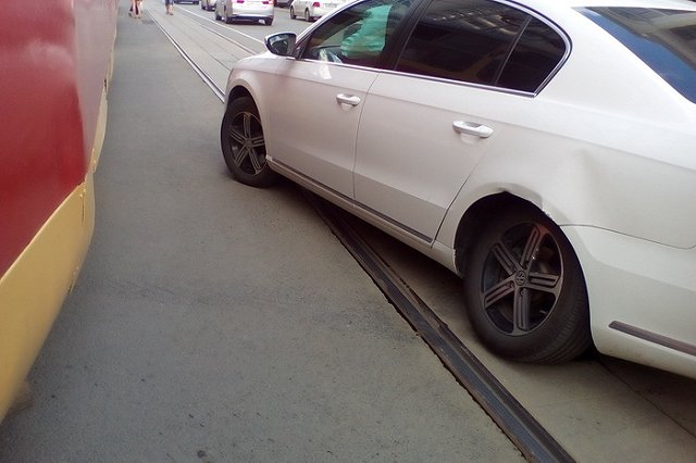 На Радищева трамвай столкнулся с автомобилем, в котором ехала семья с детьми