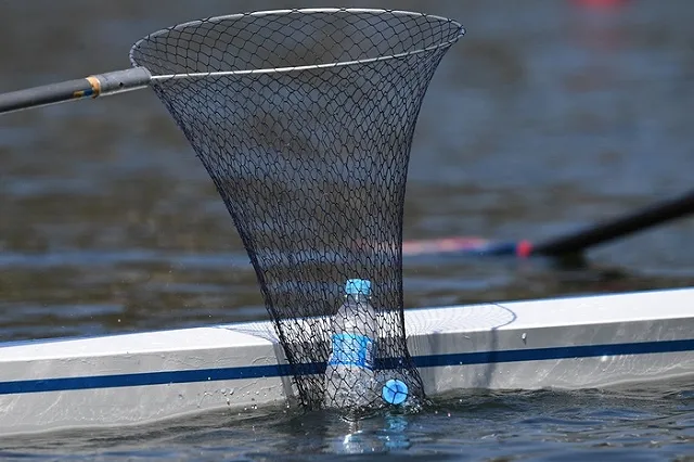 В Североуральске питьевую воду выдают по 2 литра в руки и только по паспорту