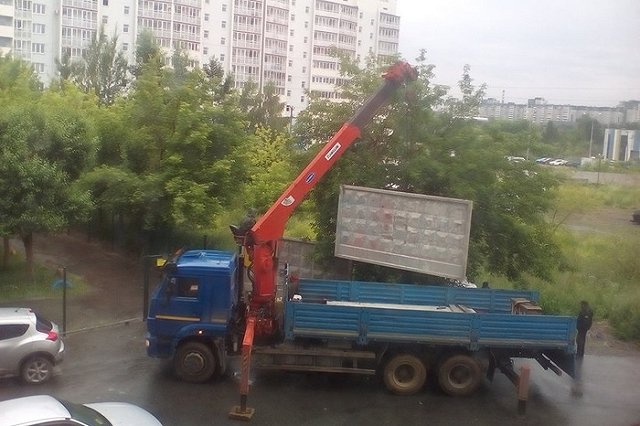 Неизвестные пытаются в очередной раз застроить пустырь на улице Просторная