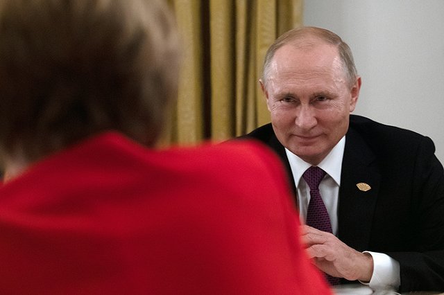 Украинский танцор решил защитить Путина от негативной энергетики