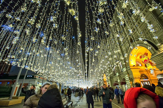 Житель Подмосковья ищет помощника, чтобы распутать километр гирлянд