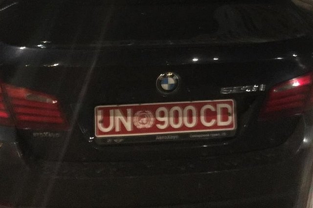 В Екатеринбурге ГИБДД обнаружила BMW с подложным дипломатическим номером