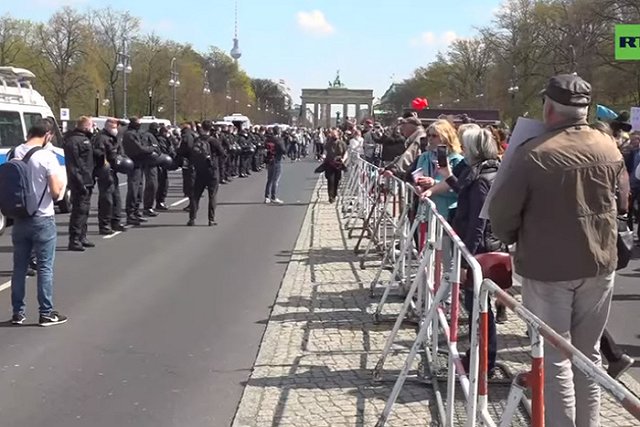 В Бундестаге внесли поправки в Закон об инфекциях под охраной 2 тысяч полицейских и собак