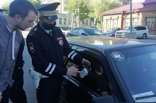 В ГИБДД Екатеринбурга напомнили об ответственности, предусмотренной за тонировку стекол