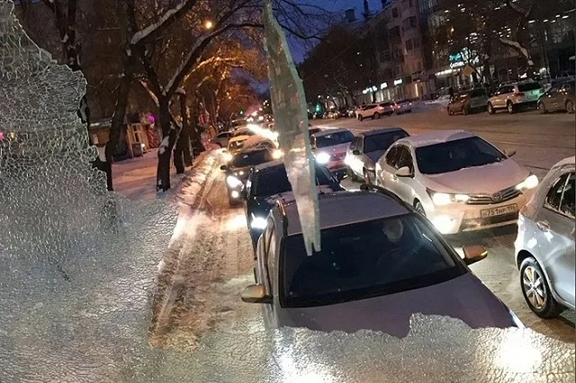 В Екатеринбурге в автобусе с пассажирами выпало стекло