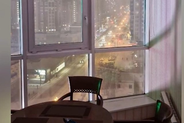 «Свет можно не включать». Яркий экран у «Гринвича» лишил сна жильцов соседних домов