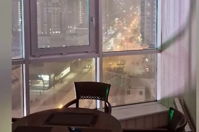 «Свет можно не включать». Яркий экран у «Гринвича» лишил сна жильцов соседних домов