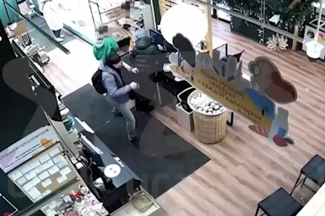 Неизвестный ударил екатеринбурженку по голове за отказ купить ему кофе