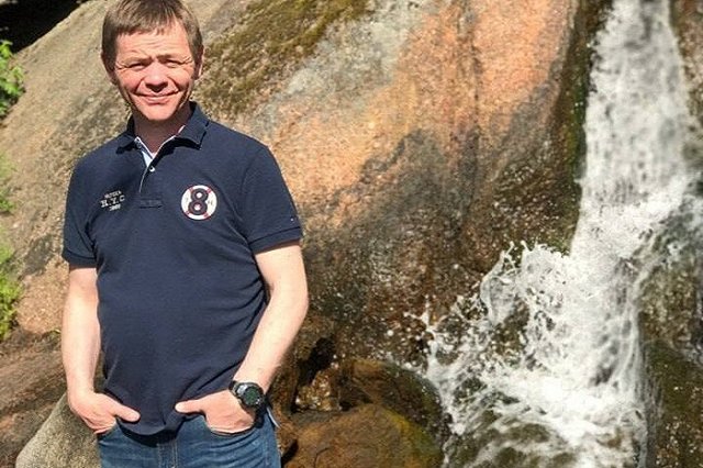 Женщина решила проучить мужа и подсунула ему вместо водки уксус. Он умер в муках