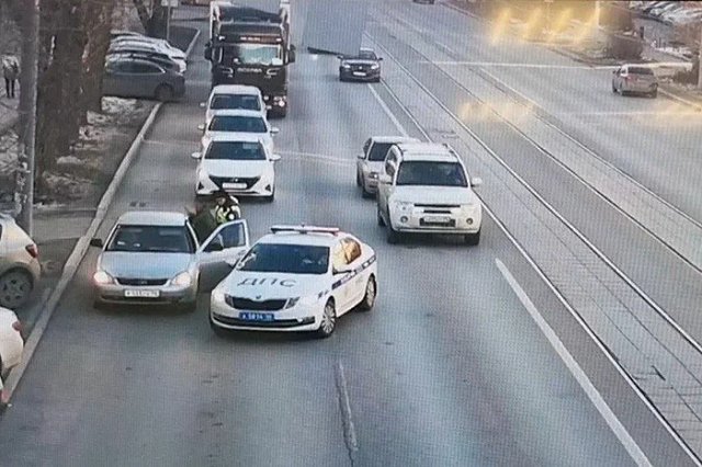 В Екатеринбурге водителя с подложными номерами, ездившего без прав, задержала «Паутина»