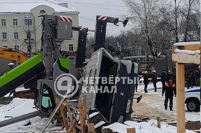 На стройке на Уралмаше автокран задавил насмерть рабочего