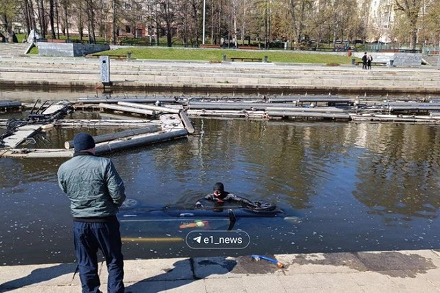 На Плотинке утонул автомобиль
