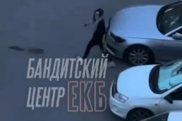 На Уктусе женщина разбила чужую Audi стеклянной бутылкой
