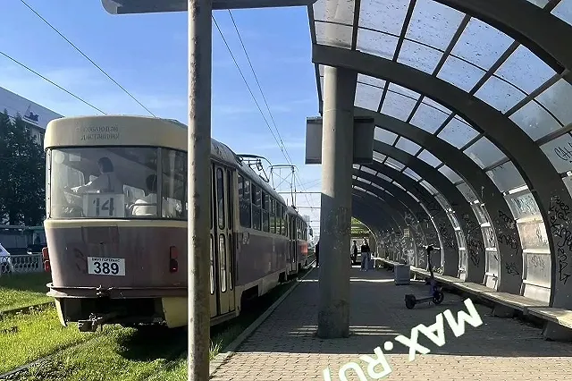 По проспекту Космонавтов в сторону центра встали трамваи