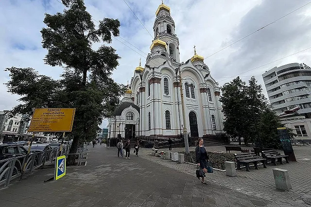 В Екатеринбурге несут цветы и игрушки к месту гибели пешеходов у Большого Златоуста (ФОТО)