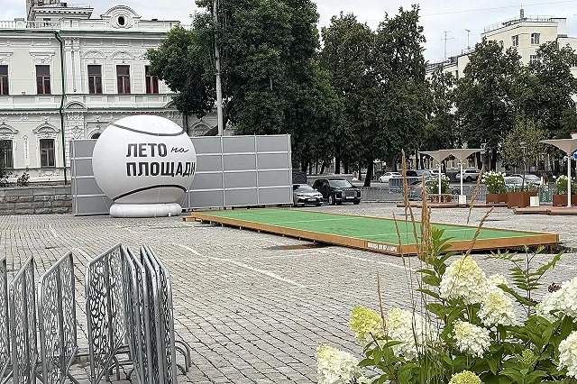 Стали известны расценки за возможность поиграть в падел на главной площади Екатеринбурга