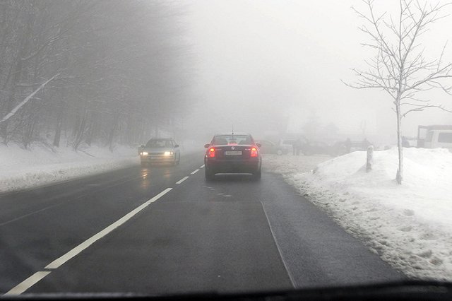 В Екатеринбурге неизвестные с корнем выдирают из автомобилей «противотуманки»