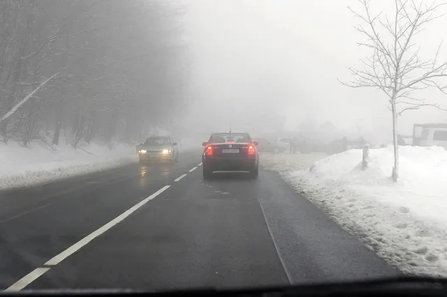 В Екатеринбурге неизвестные с корнем выдирают из автомобилей «противотуманки»