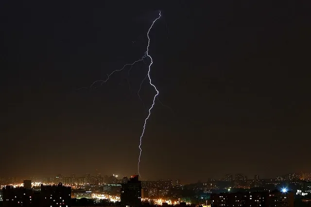 Молния убила рабочего в Москве, ударив в мобильник во время разговора