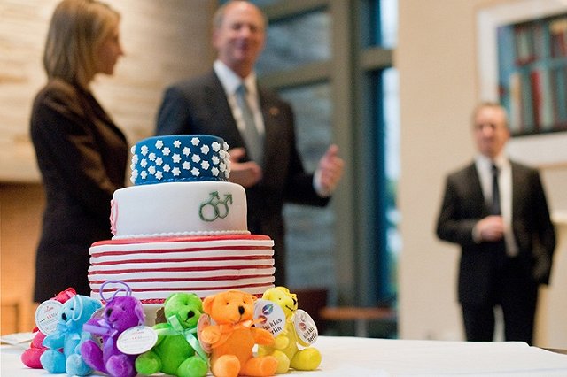 СМИ: Программный директор «Европы плюс» вступил в гей-брак