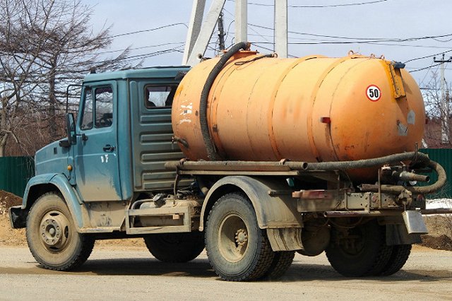 Частники-ассенизаторы сливают фекалии рядом с оздоровительным центром
