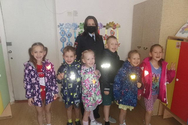 ГИБДД Первоуральска привлекла детсадовцов к изготовлению катафотов
