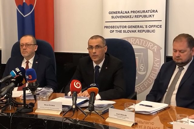 Генпрокурор Словакии назвал символ «Азова» на памятнике советским воинам экстремистским