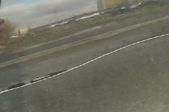 Неизвестные повредили сразу десятки автомобилей в екатеринбургских дворах