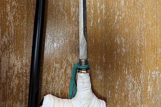 Екатеринбурженка пыталась пронести в здание суда 30-сантиметровый клинок, спрятанный в трости