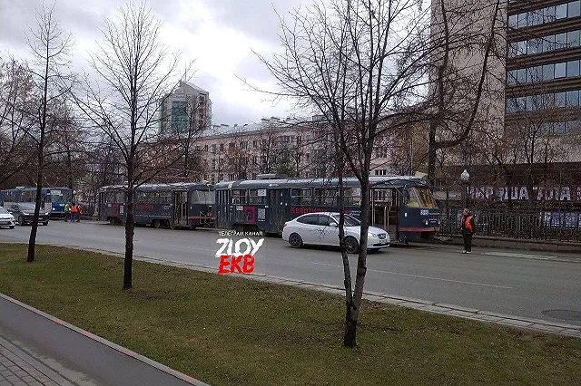 На проспекте Ленина встали трамваи