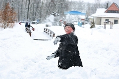 Мужчина изнасиловал ребенка за попадание в него снежком