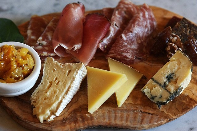 Турист пытался провезти в страну 70 килограммов французского паштета