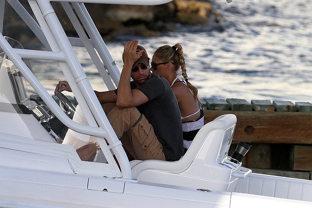 Энрике Иглесиас объявил о разводе с Анной Курниковой