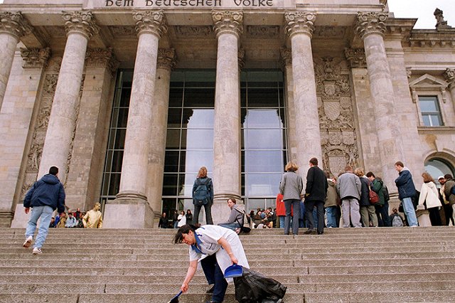 Уборщица в итальянском музее приняла инсталляцию за мусор и выбросила ее