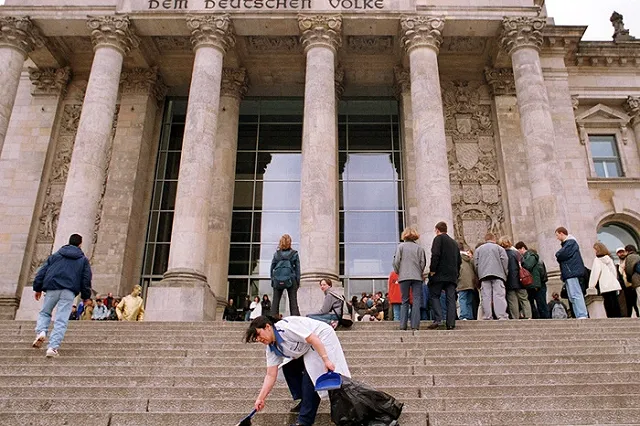 Уборщица в итальянском музее приняла инсталляцию за мусор и выбросила ее