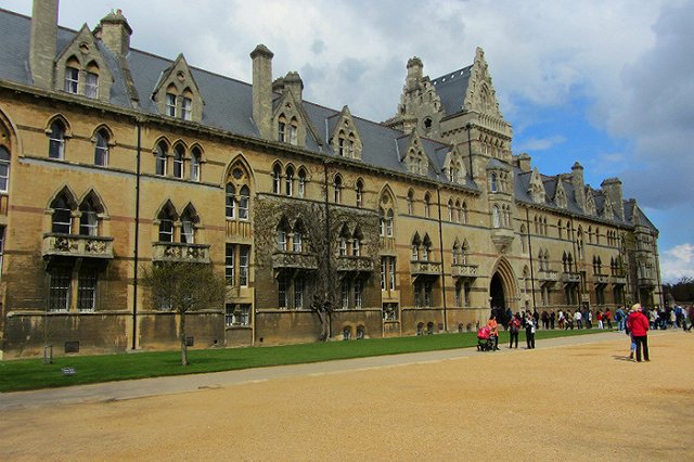 Студентам оплатят учебу за границей с условием их возврата на родину