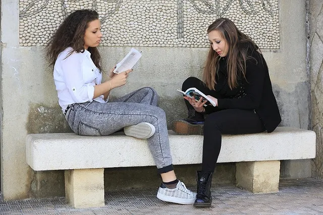 На Плотинке разбросали центнер книг — попадается Диккенс, Чапек и Маркес