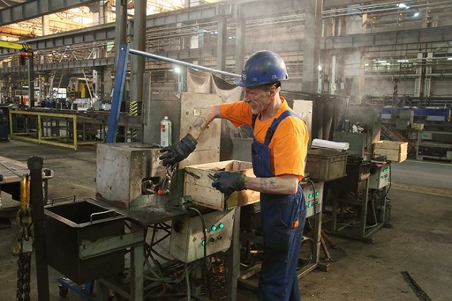 Рабочие завода, которым уже несколько месяцев не платят деньги, выйдут на митинг