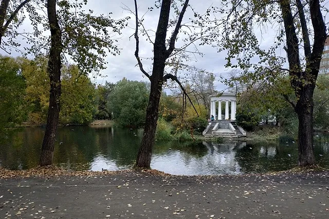 В Екатеринбурге в парках и скверах установят дополнительное освещение