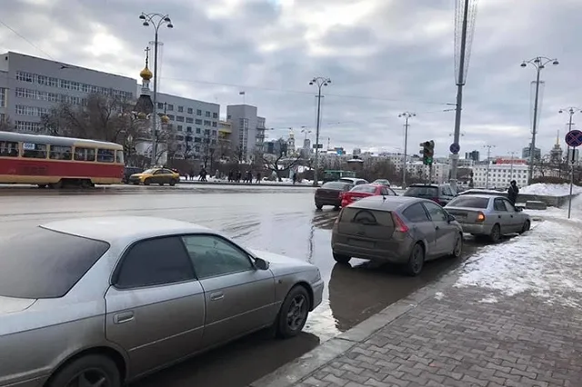 «Цветы» у Главпочтамта снесли по требованию ГИБДД