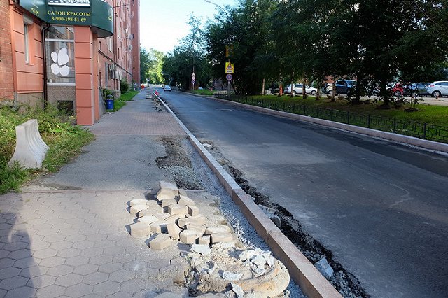 Мэрия Екатеринбурга ответила депутату по поводу замены добротных бордюров на Бебеля